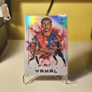 Lamine Yamal "Skillset" Topps Finest 2024/25. Figurina di calcio. Figurina collezionabile. Spedizione combinata. Leggi le informazioni.