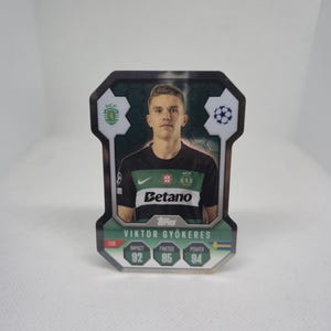 Viktor Gyökeres « Chrome Pro Elite Shield » Match Attax 24/25. Sportif. Carte de football. Carte à collectionner. Expédition combinée. Lisez les informations.