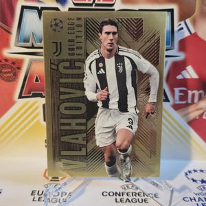 Dusan Vlahovic "Gold Edge", nieuwe Topps Match Attax extra 2024/2025. Voetbalkaart. Ruilkaart. Gecombineerde verzending. Informatie lezen.