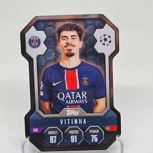 Vitinha « Chrome Pro Elite Shield », nouveau Topps Match Attax 2024/2025. Carte de football. Carte à collectionner. Expédition combinée. Lisez les informations.