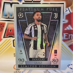 Douglas Luiz « Platinum Pull », nouveau Topps Match Attax extra 2024/2025. Carte de football. Carte à collectionner. Expédition combinée. Lisez les informations.