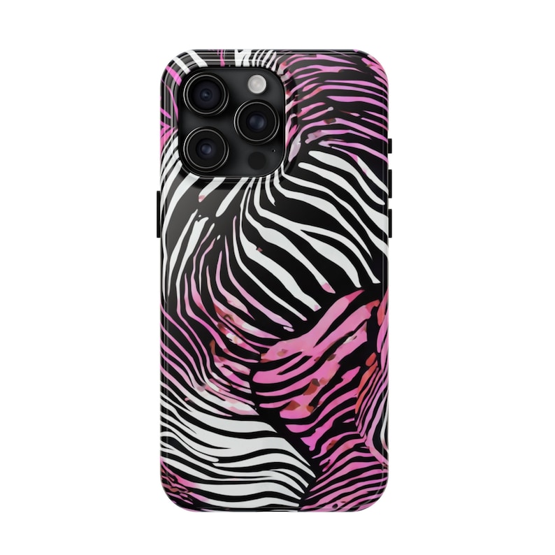 K&ouml;nnte beinhalten: Eine Smartphone-H&uuml;lle mit einem auff&auml;lligen Zebrastreifenmuster in Schwarz, Wei&szlig; und Pink. Die H&uuml;lle hat eine gl&auml;nzende Oberfl&auml;che und eine rechteckige Form mit abgerundeten Ecken. Die Kameralinsen sind oben sichtbar.