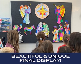 Op de afbeelding: Een groep kinderen staat voor een kleurrijk, handgetekend kerstverhaal op een zwart prikbord. De scène toont engelen, dieren en de drie wijzen. De tekst "BEAUTIFUL & UNIQUE FINAL DISPLAY!" staat onderaan de afbeelding.