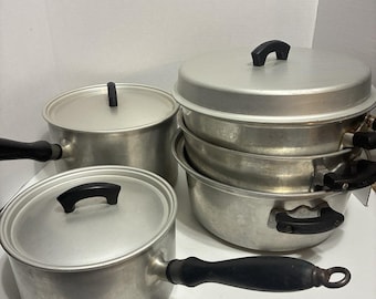Vintage 8-delige set WEAR-EVER aluminium kookgerei met houten handgrepen en deksels