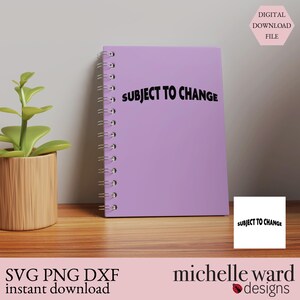 Puede incluir: Un cuaderno en espiral lavanda con la frase "SUBJECT TO CHANGE" en negro. A la izquierda hay una pequeña planta en una maceta marrón. También se muestra un archivo de descarga digital.