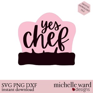 Puede incluir: Un diseño de gorro de chef rosa con las palabras "yes chef" en escritura negra. El diseño incluye una base marrón oscuro y está etiquetado como un archivo de descarga digital. La imagen también incluye el texto "SVG PNG DXF instant download".