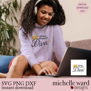 Puede incluir: Una mujer con una sudadera blanca con el texto "Divinely Divergent Diva" y un diseño de corona y halo dorado. La imagen también incluye el texto "SVG PNG DXF descarga instantánea" y "michelle ward designs".