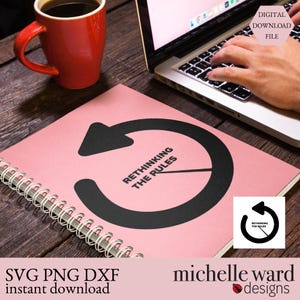 Puede incluir: Un cuaderno rosa con espiral con el texto "RETHINKING THE RULES" dentro de un diseño de flecha negra. Una taza roja de café y un ordenador portátil están en el fondo. También se ven las palabras "SVG PNG DXF instant download" y "michelle ward designs".