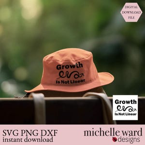 Peut inclure: Un chapeau de pêcheur orange avec le texte "Growth era Is Not Linear" en noir. Le chapeau est posé sur un fond vert flou. Un fichier de téléchargement numérique est également affiché.