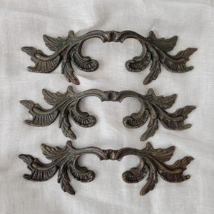 Antique Brass Leaf Drawer Pulls - French Provincial Hardware - Set of 3