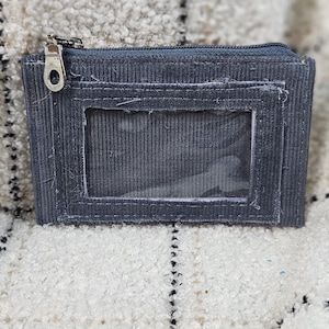 Cartera pequeña hecha a mano con cremallera y ventana exterior para identificación en pana azul y gris