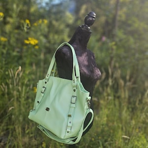 Bolso de hombro o cartera verde pastel hecho a mano
