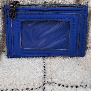 Kleine Geldbörse mit Reißverschluss und Sichtfenster aus blauem Nylon