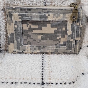 Kleine Handgemachte Brieftasche mit Reißverschluss, aussen ID Sichtfenster in Tan Camo Cotton Canvas