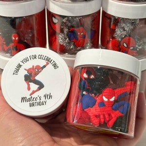 Op de afbeelding: Rode en blauwe Spider-Man-thema party-favour potjes met een wit label waarop staat: "Bedankt voor het vieren van Mateo's 4e verjaardag".