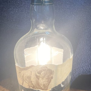 750 ML Buffalo Trace Bourbon Flaschenlampe von Psycho&#39;s Creation&#39;s.