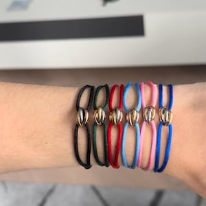 Bracelet Trinity en satin | Bracelet cordon ajustable fait main avec anneaux en or rose, blanc et jaune | Cadeau unique pour elle | Élégant Polyvalent |