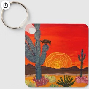 Puede incluir: Una pintura de un paisaje desértico con un cactus saguaro, un pájaro posado en una rama y un sol poniente. El cielo es de un naranja vibrante y el cactus es de un verde brillante. El sol es un círculo amarillo con círculos concéntricos naranja y amarillo.