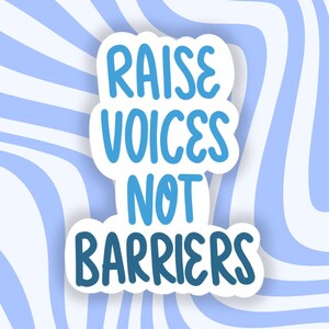 Adesivo fustellato lucido in vinile Raise Voices Not Barriers