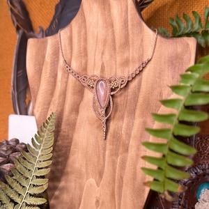 Collar de micromacramé hecho a mano con piedra lunar melocotón natural - collar boho - collar hippie - collar zen - collar de piedra natural