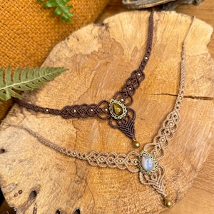 Collar / gargantilla / banda para el cuello de micro-macramé hecho a mano con piedra lunar y ojo de tigre - macramé - collar hippie