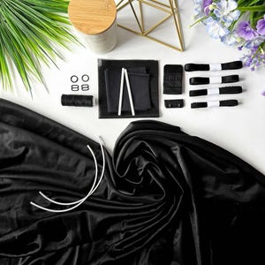 Puede incluir: Un letrero de madera rústica con el texto "Welcome to our home" en letras blancas. El letrero presenta un acabado envejecido y un diseño simple y acogedor, ideal para la decoración de la entrada.