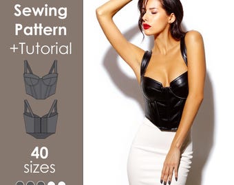 Peut inclure: Un corset en cuir noir avec un décolleté en cœur et des bretelles. L'image comprend également une jupe crayon blanche et le texte "Digital Sewing Pattern + Tutorial" et "40 tailles".