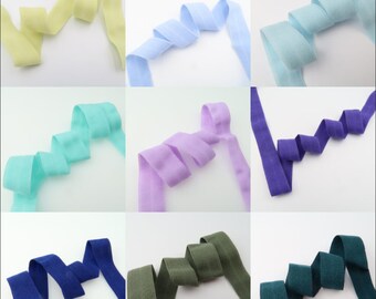 Puede incluir: Surtido de 10 colores de cinta elástica de 2,5 cm de ancho. Los colores son: amarillo pálido, azul claro, azul cielo, verde menta, lavanda, morado, azul marino, verde oliva, verde azulado y verde oscuro.