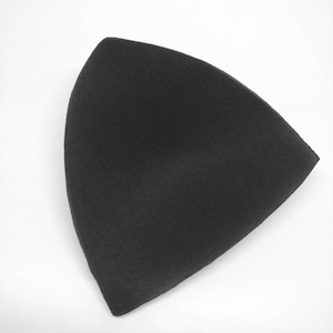 Könnte beinhalten: Schwarze BH-Polster, die entwickelt wurden, um dem Busen Volumen und Form zu verleihen.