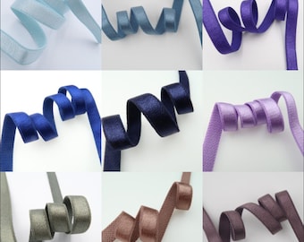 Può includere: Assortimento di 10 colori di nastro di raso da 1,27 cm di larghezza. I colori sono azzurro, blu scuro, blu navy, lavanda, grigio, marrone, marrone scuro, viola, nero e bianco.