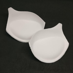 Puede incluir: Dos insertos de sujetador de espuma blanca, diseñados para agregar volumen y forma a una copa de sujetador.