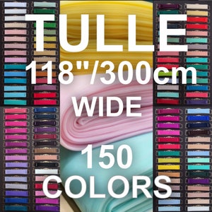 Può includere: Un rotolo di tessuto tulle largo 300 cm in colore azzurro chiaro. Il tessuto è disponibile in 150 colori. Il testo "TULLE 118"/300cm WIDE 150 COLORS" è stampato sul tessuto.