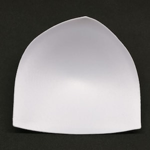 Puede incluir: Inserción de copa de sujetador de espuma blanca. La inserción tiene forma de semicírculo y está diseñada para agregar volumen a un sujetador.