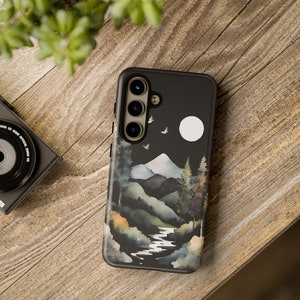 Custodia per iPhone nera con motivo "Magic Forest Camping" per telefono Custodia per telefono all'aperto Regalo per amanti della natura Escursionismo Campeggio Paesaggio di montagna