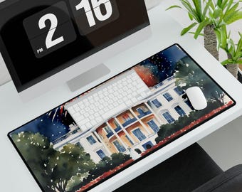 Könnte beinhalten: Ein Aquarellbild eines weißen Hauses mit rotem Dach und blauem Himmel. Das Haus ist von Bäumen und Büschen umgeben. Das Bild ist auf einer schwarzen Mausmatte mit einer weißen Tastatur und einer weißen Maus.
