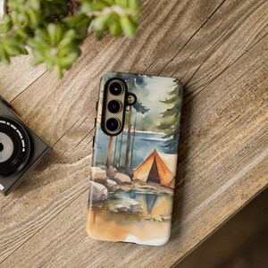 キャンプ用 iPhone ケース カバー アウトドア用 携帯電話ケース 自然愛好家へのギフト キャンプギフト 山の風景 松の木 キャンパーへのギフト