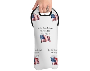 Könnte beinhalten: Weiße Weinflaschentasche mit schwarzem Griff und einem sich wiederholenden Muster aus amerikanischen Flaggen und dem Text "In My Time To Save America Era 1776-2024".