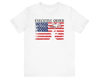 Könnte beinhalten: Weißes T-Shirt mit einem abgenutzten amerikanischen Flaggenmuster und dem Text "EXECUTIVE ORDER 13818-13848 TRUMP 45-47"