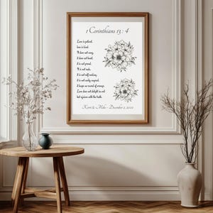 Puede incluir: Una impresión de arte imprimible en blanco y negro con una cita de 1 Corintios 13:4 sobre el amor. La cita está rodeada de dos diseños florales. La impresión también incluye los nombres "Kerri & Mike" y la fecha "2 de diciembre de 2002".