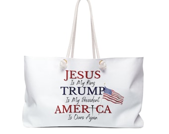 Könnte beinhalten: Weiße Canvas-Tragetasche mit einer rot-weiß-blauen amerikanischen Flagge und dem Text "JESUS Is My King TRUMP Is My President AMERICA Is Ours Again".