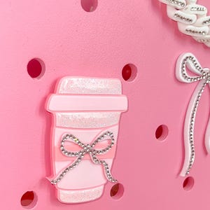 Rhinestone Coffee Cup Charm | Glitter Bow Bogg Bag Compatible Accessory | Simply Southern Compatible afbeelding 1