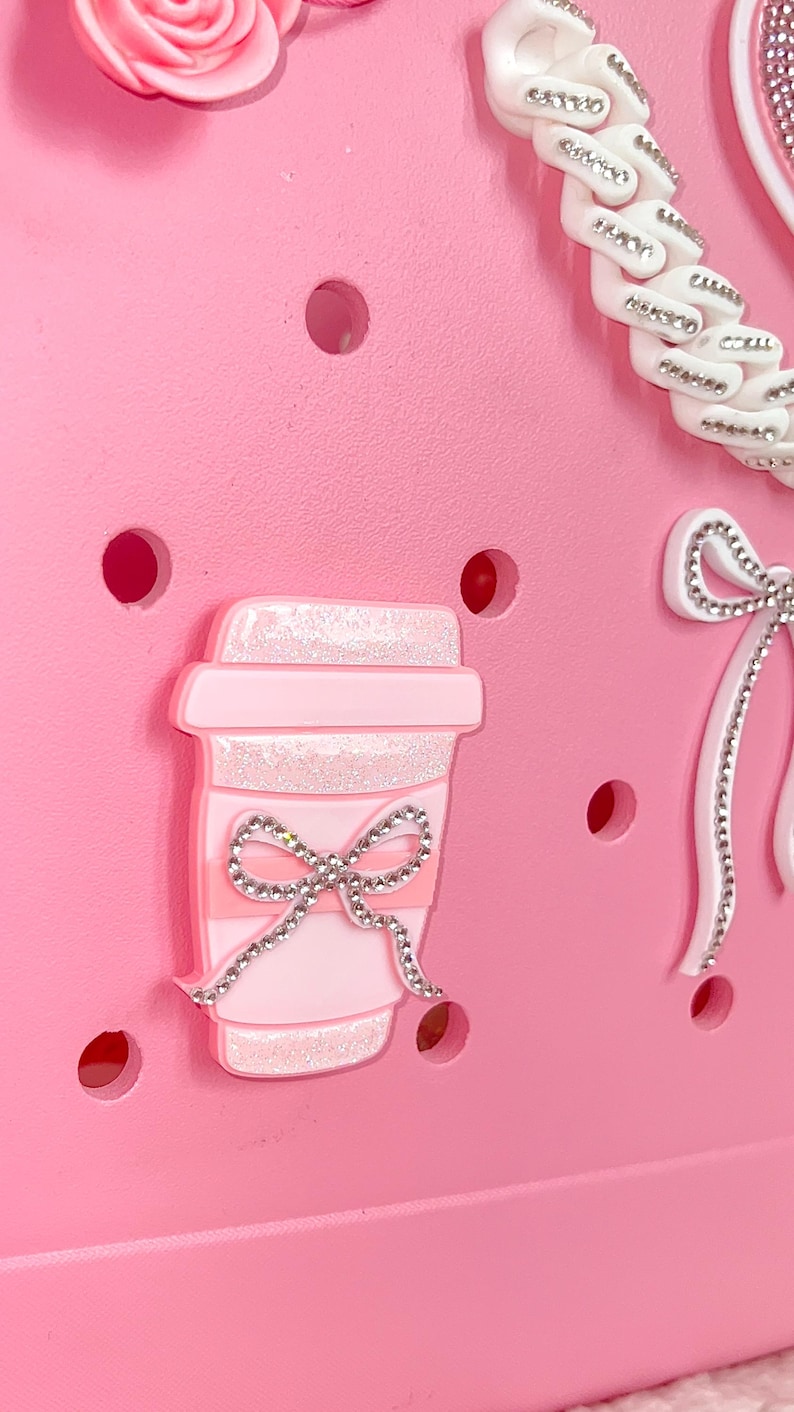 Rhinestone Coffee Cup Charm | Glitter Bow Bogg Bag Compatible Accessory | Simply Southern Compatible afbeelding 1
