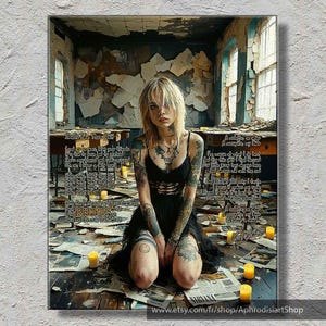 Puede incluir: Impresión artística de una mujer tatuada arrodillada sobre un suelo cubierto de periódicos y velas encendidas. Viste un vestido negro en un entorno de habitación deteriorada. El texto es visible en la impresión.