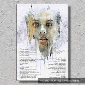 Może przedstawiać: Portret w technice mieszanej na płótnie przedstawiający twarz o neutralnym wyrazie. Grafika wykorzystuje paletę stonowanych zieleni, brązów i bieli, z tekstem i podpisem. Widoczne jest słowo "Formidable".