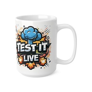 Peut inclure: Une tasse en céramique blanche avec un graphisme de style bande dessinée coloré représentant une explosion bleue et le texte "TEST-IT LIVE".