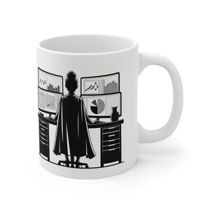 Puede incluir: Taza de cerámica blanca con una ilustración en blanco y negro de una persona sentada en un escritorio con varios monitores de ordenador que muestran gráficos y tablas. La persona lleva una capa y está de espaldas al espectador.