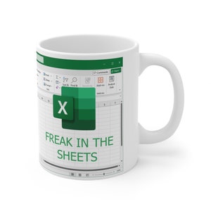 Peut inclure: Mug en céramique blanche avec un logo Microsoft Excel vert et blanc et le texte "FREAK IN THE SHEETS".