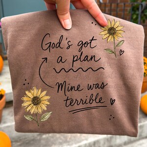 Dios tiene un plan PNG, diseño de camiseta de humor cristiano, camiseta de girasol con temática de fe, PNG de versículo bíblico divertido, diseño de sublimación para chica de iglesia imagen 14