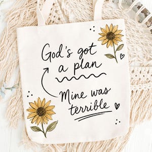 Dios tiene un plan PNG, diseño de camiseta de humor cristiano, camiseta de girasol con temática de fe, PNG de versículo bíblico divertido, diseño de sublimación para chica de iglesia imagen 13