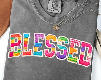 Bendito PNG, Camisa religiosa con falso acolchado PNG, Diseño de camiseta cristiana con falso bordado, Fe universitaria PNG, Preppy Cottagecore Bendito PNG